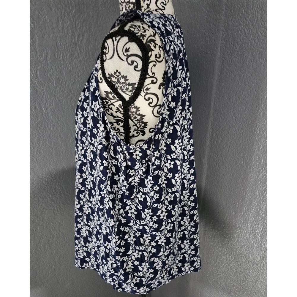 Women's St. John's Bay Sleeveless Blouse Floral Blue & White Size Medium V Neck - Picture 9 of 12